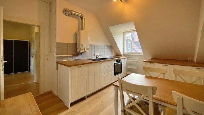 Vollausgestattete Wohnküche mit Waschmaschine und Platz für einen Esstisch