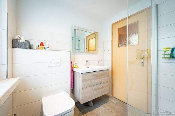 Badezimmer mit ebenerdiger Dusche