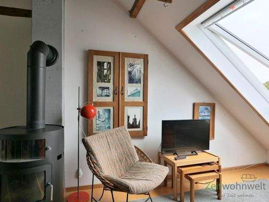 Blick zu Kamin und TV