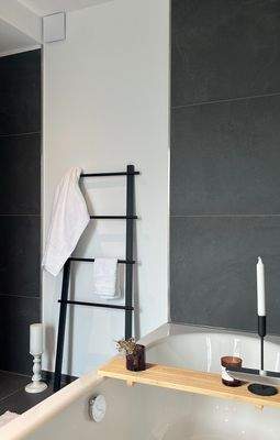 Bad en Suite mit Badewanne und bodengleicher Dusche