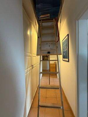 Flur 1. OG - Aufgang Dach