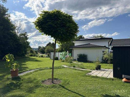 Garten und Seitenansicht