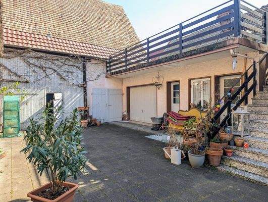 Hof mit Nebengebäude