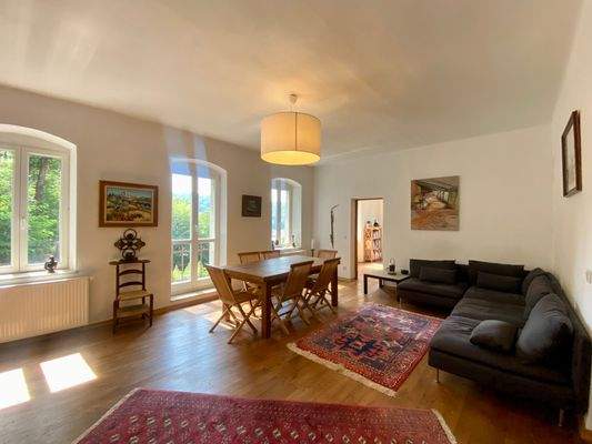 Geräumiges Wohnzimmer im 1.Obergeschoss