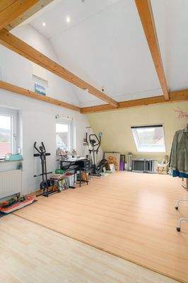 OG2 lichtheller Hobbyraum mit Tragwerk