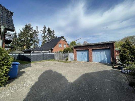 Doppelgarage und Stellplätze