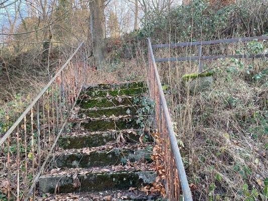 Treppe zum Wiesengrundstück über dem Bunker