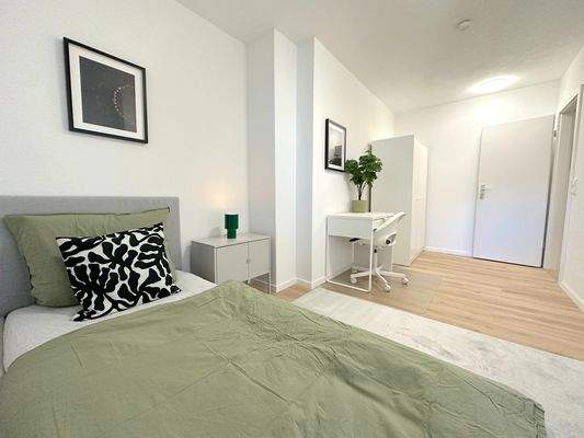 Helles Schlafzimmer mit Balkon