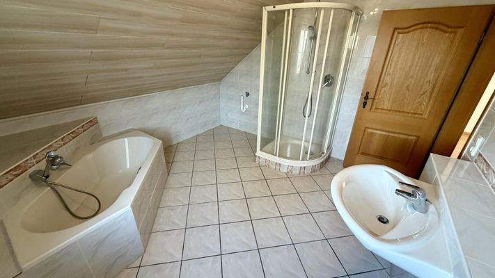 Badezimmer im Obergeschoss