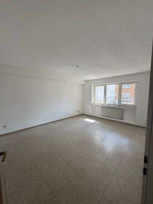 Helles Wohnzimmer mit Fenster