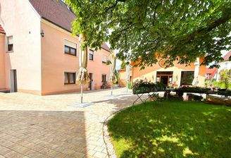 Ansicht Wohnhaus + Bauerladen