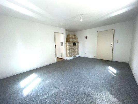 EG: Wohnzimmer mit Kachelofen