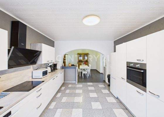 Blick auf Küche und Essbereich