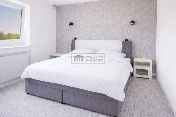 Helles modernes Schlafzimmer mit Doppelbett