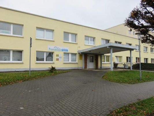 Ärtzehaus mit Haupteingang