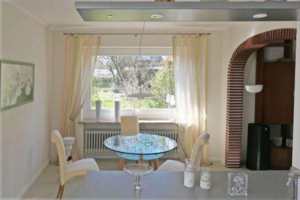 Blick von der Küche zum Esszimmer