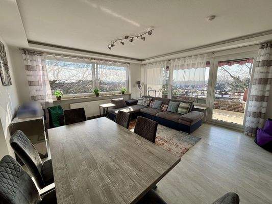 lichtdurchfluteter Wohn- Essbereich