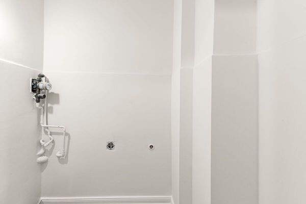 Separate Küchenfläche mit Anschlussmöglichkeiten für eine Einbauküche