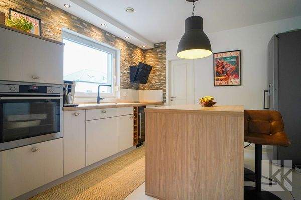 ...hochwertiger Einbauküche und separater Speisekammer