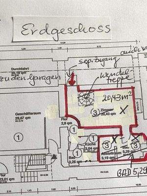 Erdgeschoss - Grundriss - mit Außenzu- bzw. ausgang über den Garagenzufahrtstunnel durch das Rolltor zur Straße.