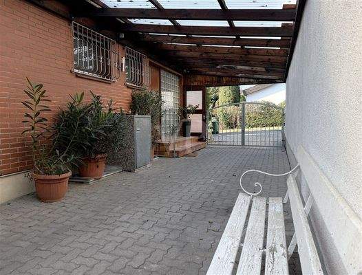 überdachter Bereich vor Hauseingang und Garage