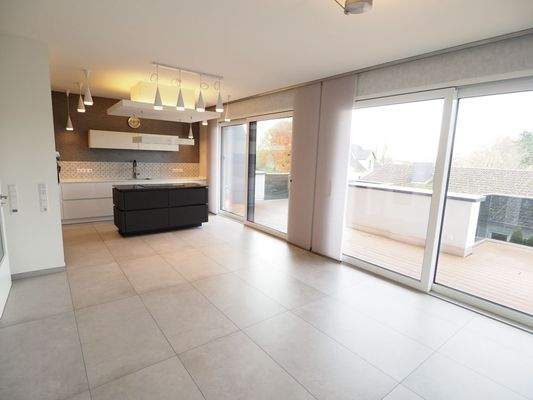 Wohn-Esszimmer mit offener Küche 