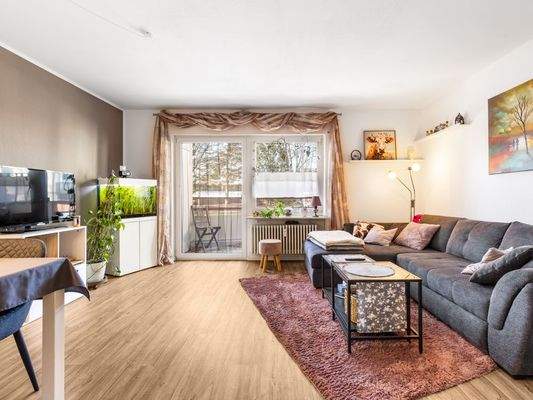 Wohnzimmer mit Zugang zum West-Balkon