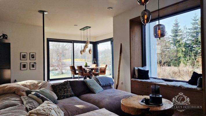 Premium‑Wohnambiente mit Panoramafenstern und integrierter Sitznische