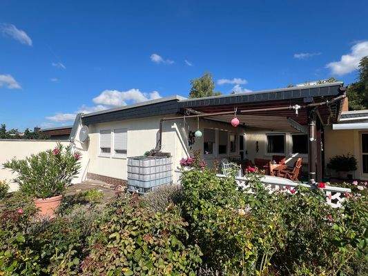 Seitenansicht mit Terrasse