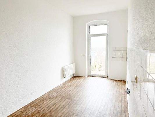 Küche mit Blick Richtung großem Balkon