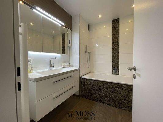 Badezimmer mit Badewanne