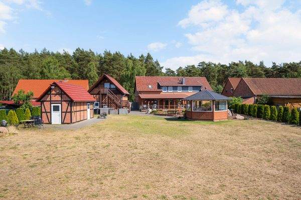 Von links nach rechts: Zerwirkhaus mit Kühlung und Schuppen, Gästeappartement, Einfamilienhaus und Pavillon