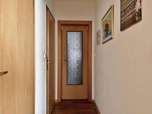 Flur zum Gäste-WC und Hauswirtschaftsraum