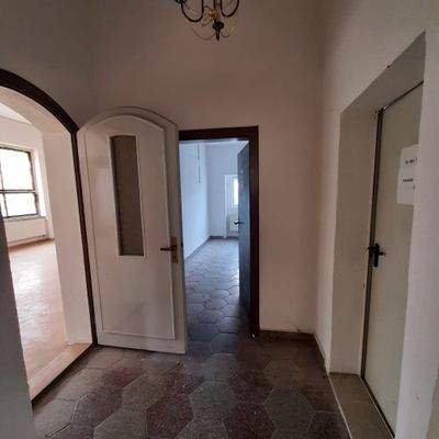 Leerer Korridor mit Türen