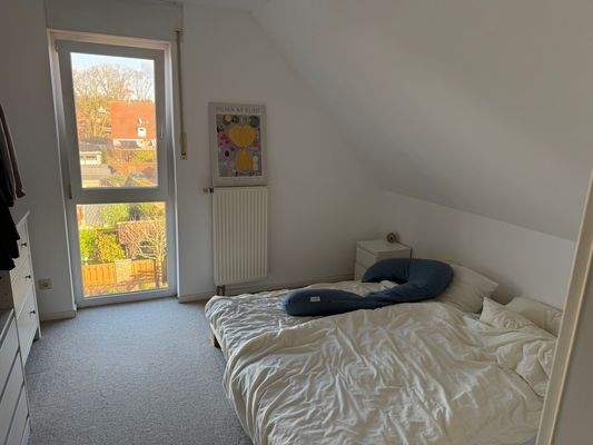 Helles Schlafzimmer mit Fenster