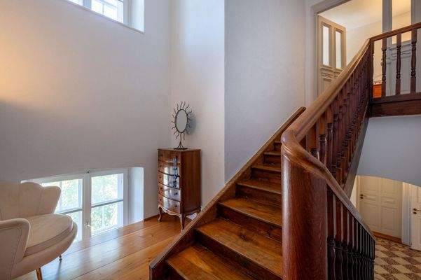 Treppenhaus mit historischer Massivholztreppe