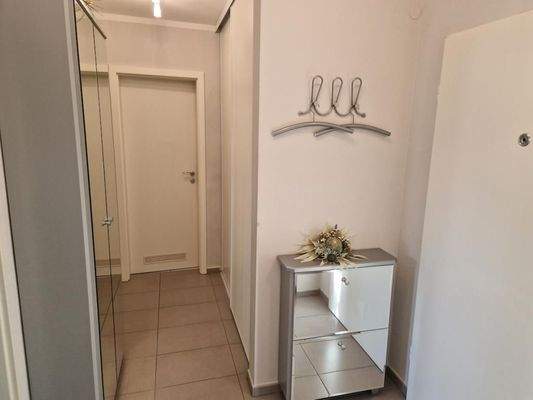 Diele m. praktischen Einbauten