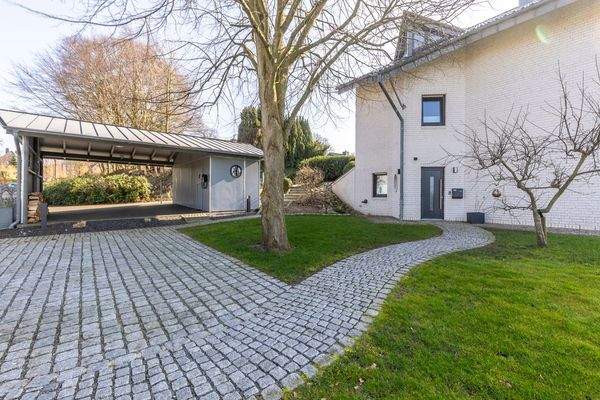 Carport und Eingang zum Souterrain