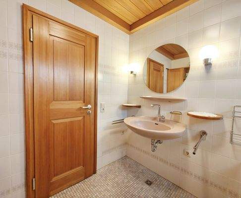 Badezimmer mit Badewanne im Erdgeschoss