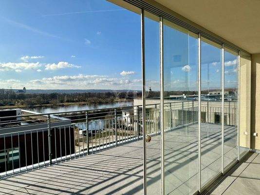 Ausblick aus dem Wintergarten mit beweglichen Glaswänden