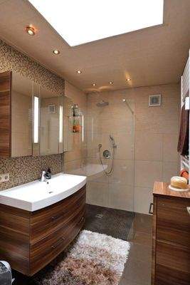 Tageslichtbad mit ebenerdiger Dusche 