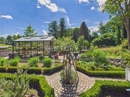 Naturnahe Lage mit perfekt angelegtem Garten