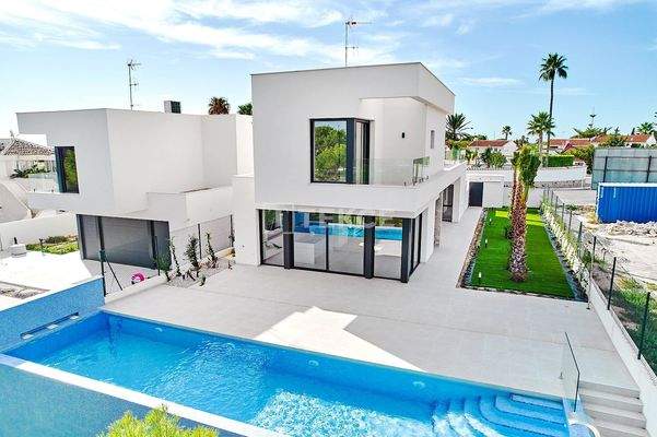 Modern Detached Villas with Pool and Parking in Monte Zenia