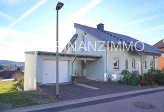 Vorderansicht mit Garage