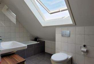modernes Bad mit Dachflächenfenster