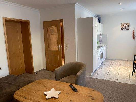 Blick vom Wohnzimmer in die Küche