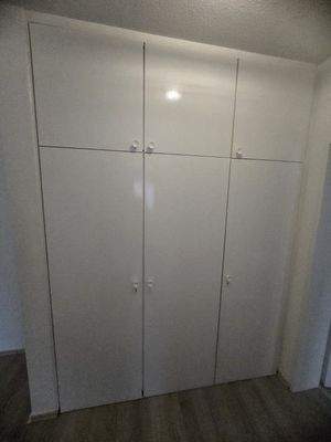 Weisser Einbauschrank