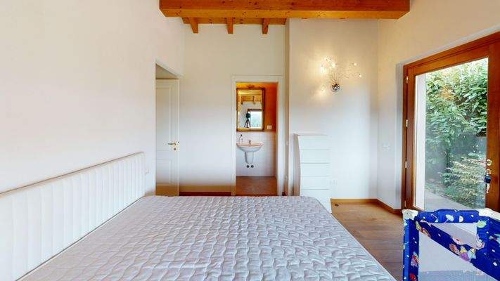 MT-001-267-Villa-singola-vista-lago-Bedroom 4.jpg