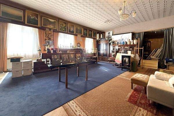 großer Saal mit Echtholzparkett und Bühne