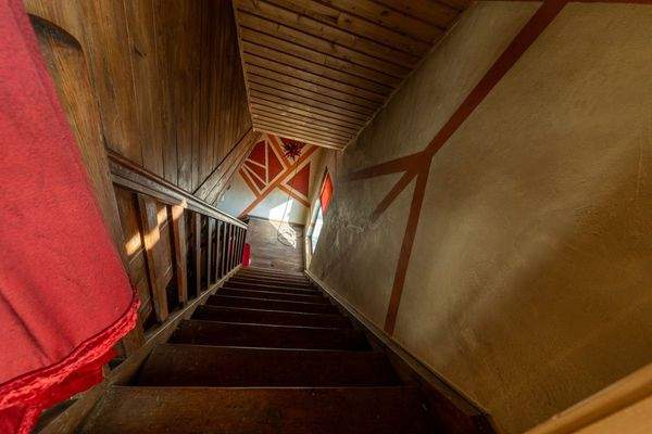 Tolle alte Holztreppe zum Partyraum